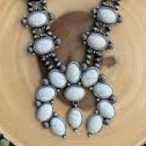 🔥 RESTOCKED! 🔥 Vintage Style Squash Blossom Necklace & Earrings - Picture 6 of 7